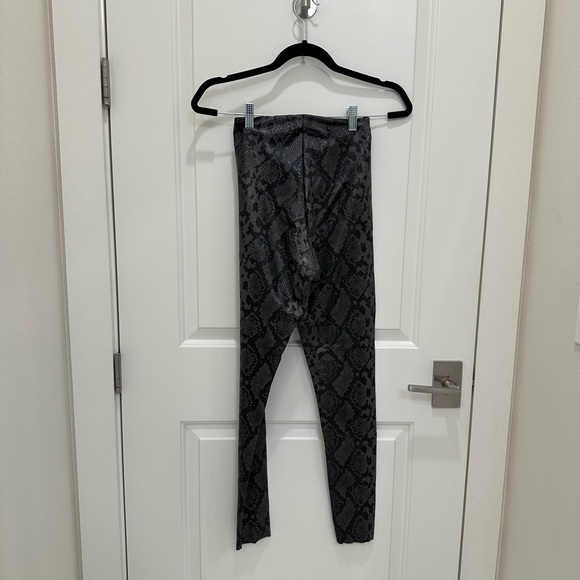 Commando Dark Python Leggings - Picture 3 of 3